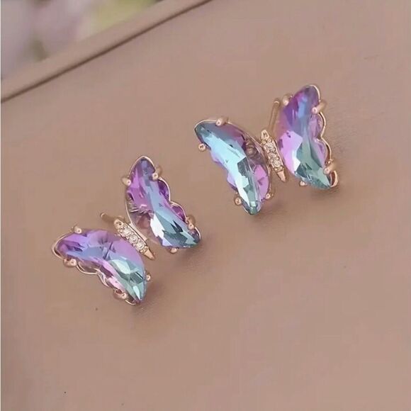 💜 Betsey Johnson stunning & sparkling light purple butterfly studs 💜 - Picture 2 of 6
